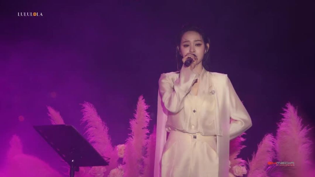 ⁣Khóc Ở Trong Club (Live Performance)